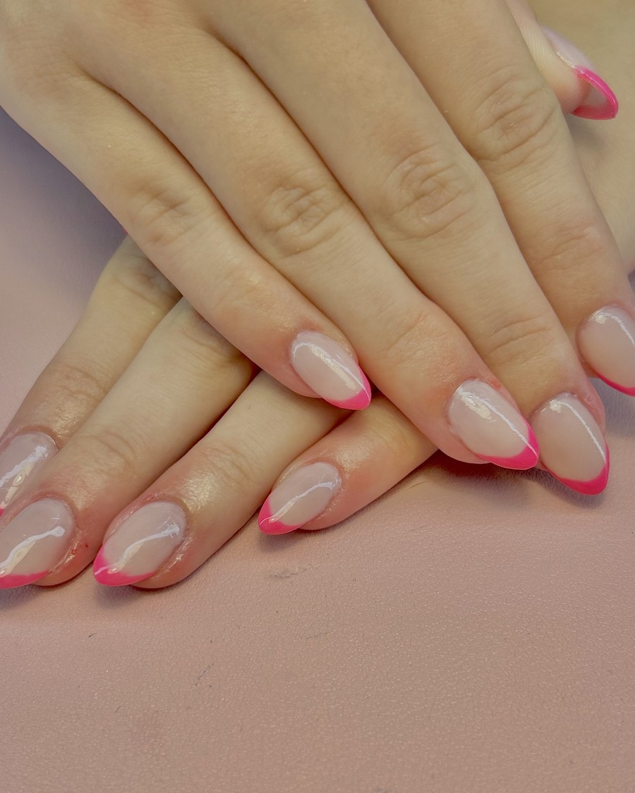 French Maniküre mit pinken Spitzen